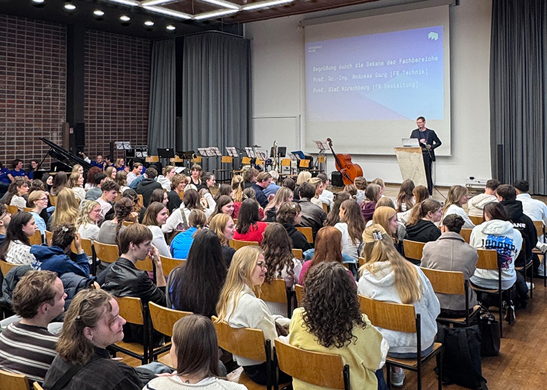 Begrüssung der Erstsemester an der Holzstraße 