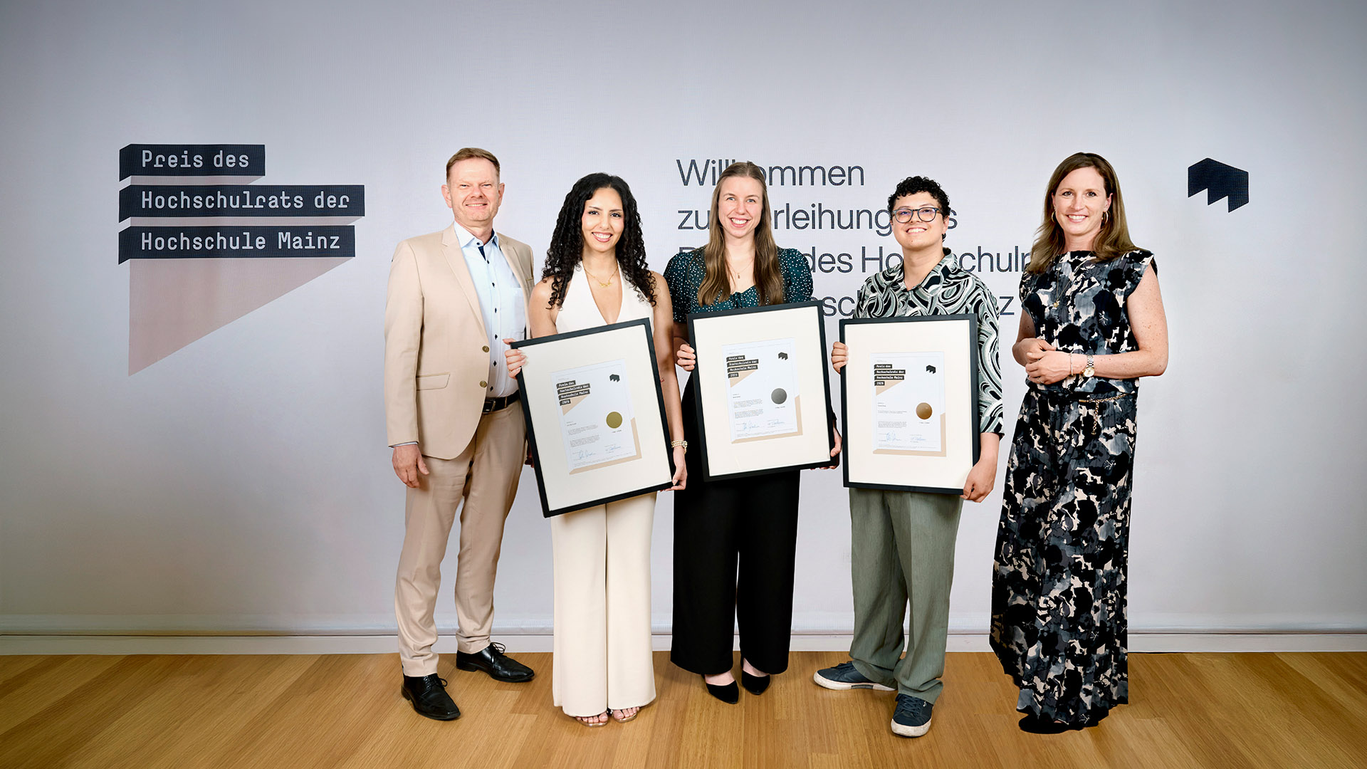 Recipients of the 2026 University Council Award together with University President Katharina Dahm and University Council Chair Michael Maskos.