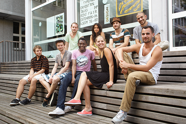 Studierende vor der Mensa am Standort Holzstraße