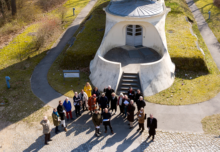 Team vor dem Einsteinturm