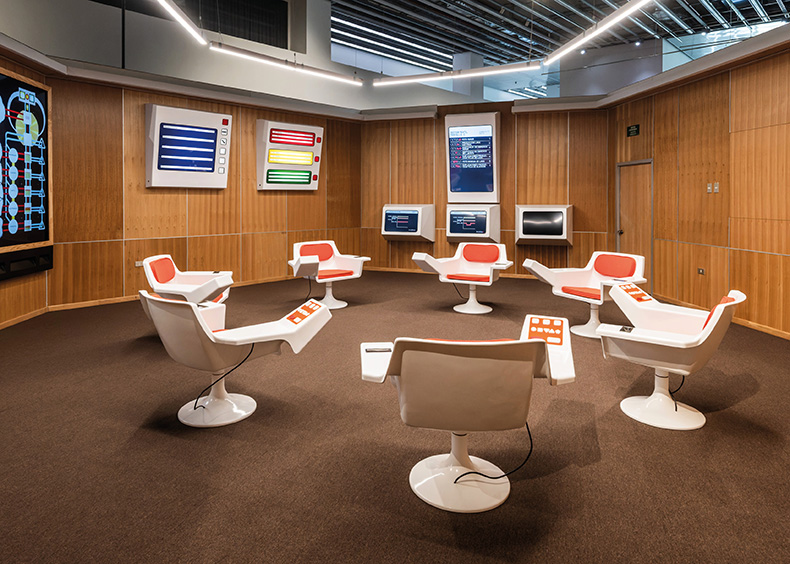 Foto: Pep Herrero. Der Cybersyn-Operationsraum, entworfen vom INTEC Industrial Design Area, 1973, und rekonstruiert von Hugo Palmarola Eden Medina und Pedro Ignacio Alonso, 2023.