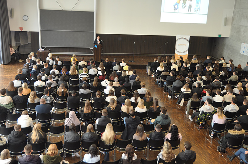 BegrüssungWelcoming the first-year students of the School of Business to the 2022/23 winter semester  der Erstemester Fachbereich Wirtschaft Wintersemester 2022/23