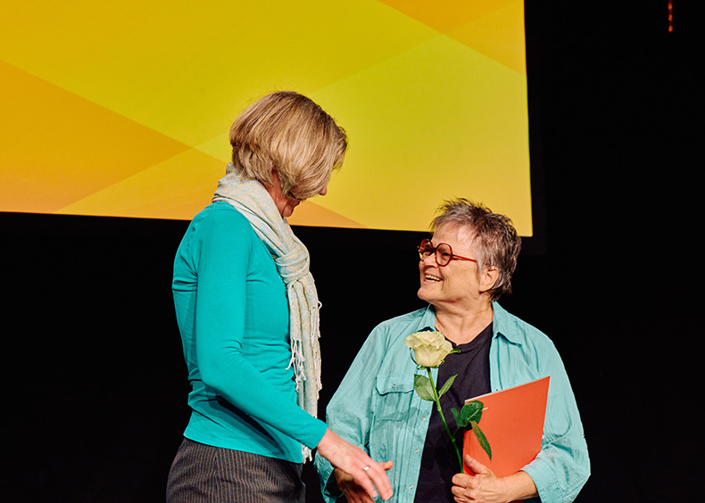 Prof. Dr. Britta Rathje und Preisträgerin Dr. Elke Lassahn 