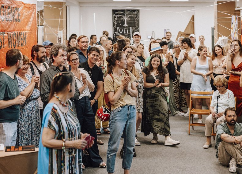 Eindruck der Vernissage mit applaudierenden Besuchern