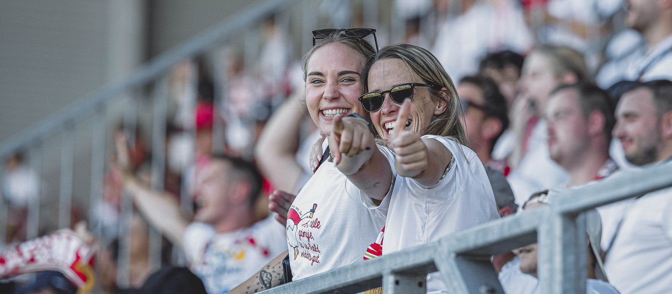 zwei fans im stadion von mainz 05