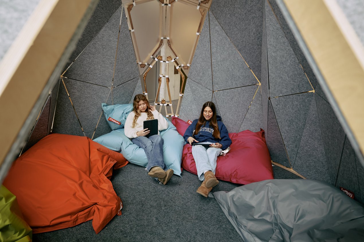 Studierende im Bib-Iglu