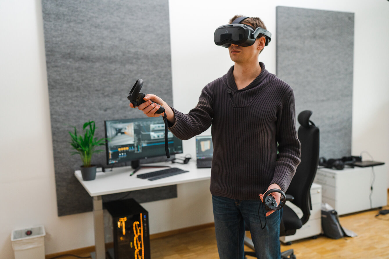 Person mit Virtual Reality Headset