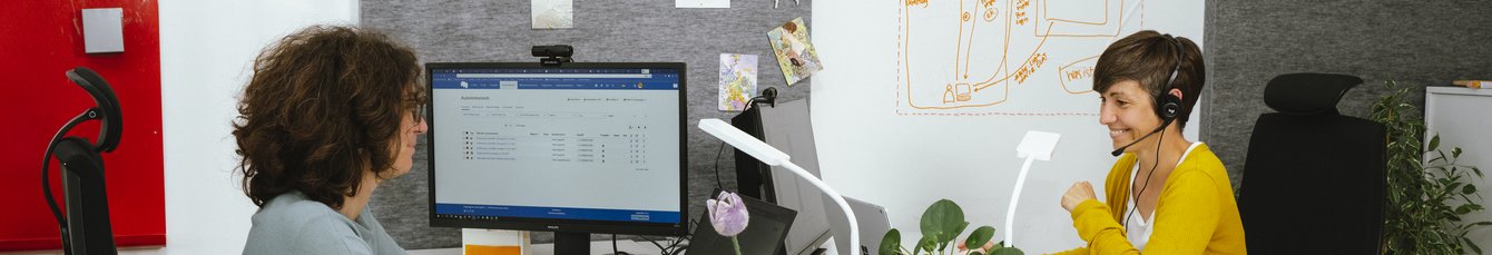 Supportteam des Kompetenzzentrum Lehre sitzt am Arbeitsplatz