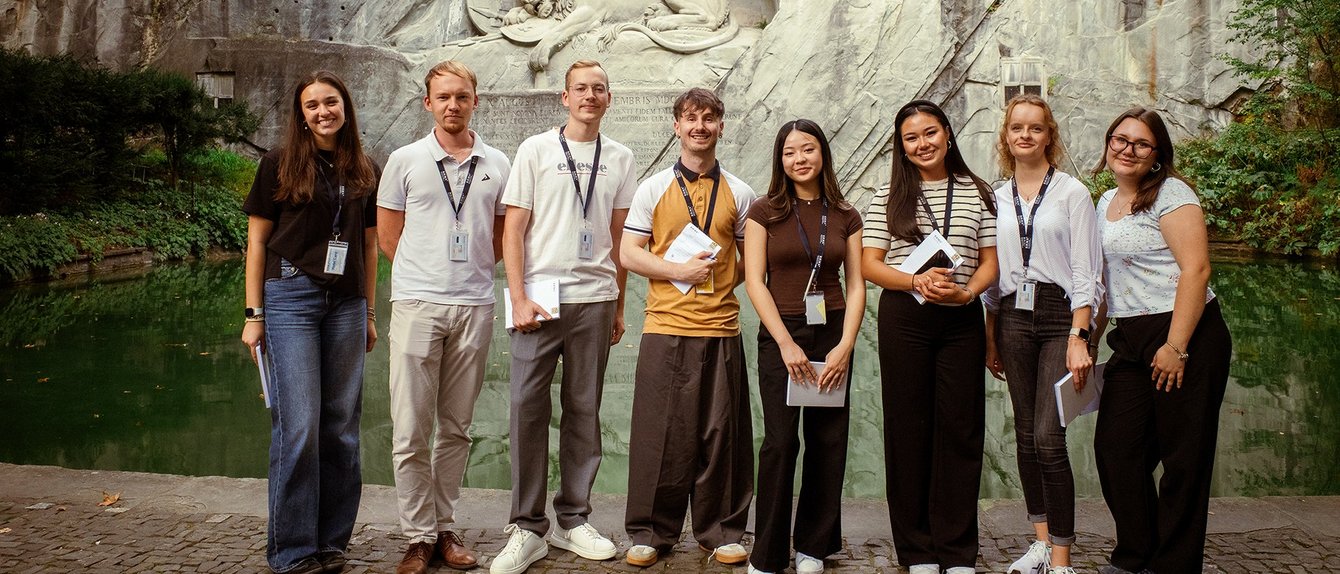 The Mainz participants of COEUR 22 in front of the Lion Monument in Lucerne