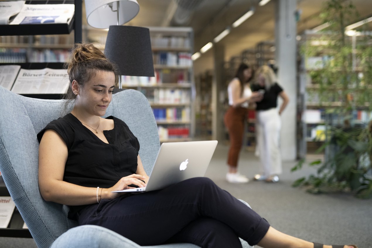 Studierende in der Bibliothek