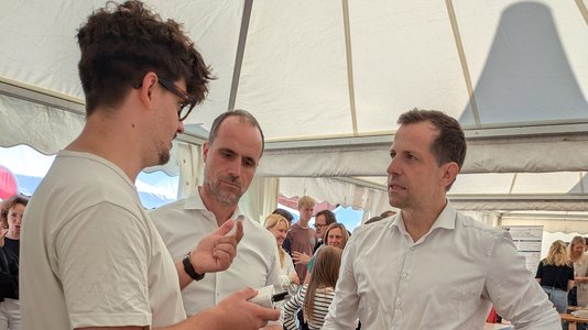 Severin Brochhagen erklärt Minister Clemens Hoch und OB Nino Haase das PACE Projekt