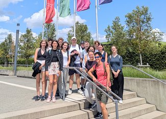 Gruppe vor der Hochschule