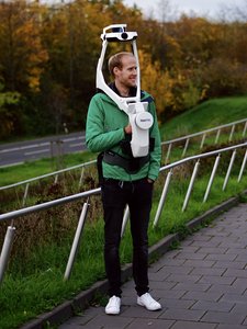 Bastian Plaß, Mitarbeiter und Doktorand am i3mainz, testet das System. Foto: i3mainz, CC BY-SA 4.0