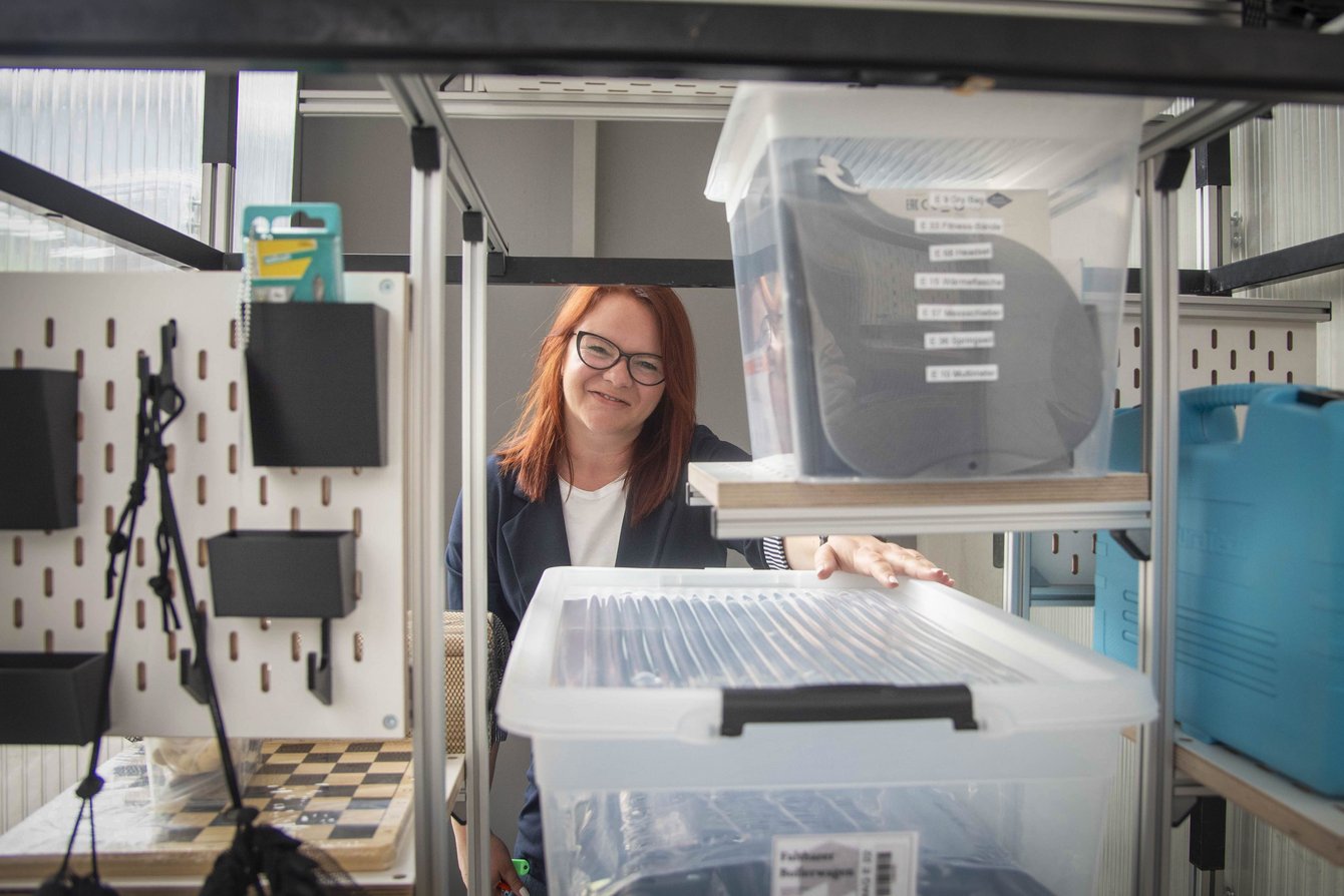 Ivana Oruc schaut durch das regal von der Library of things