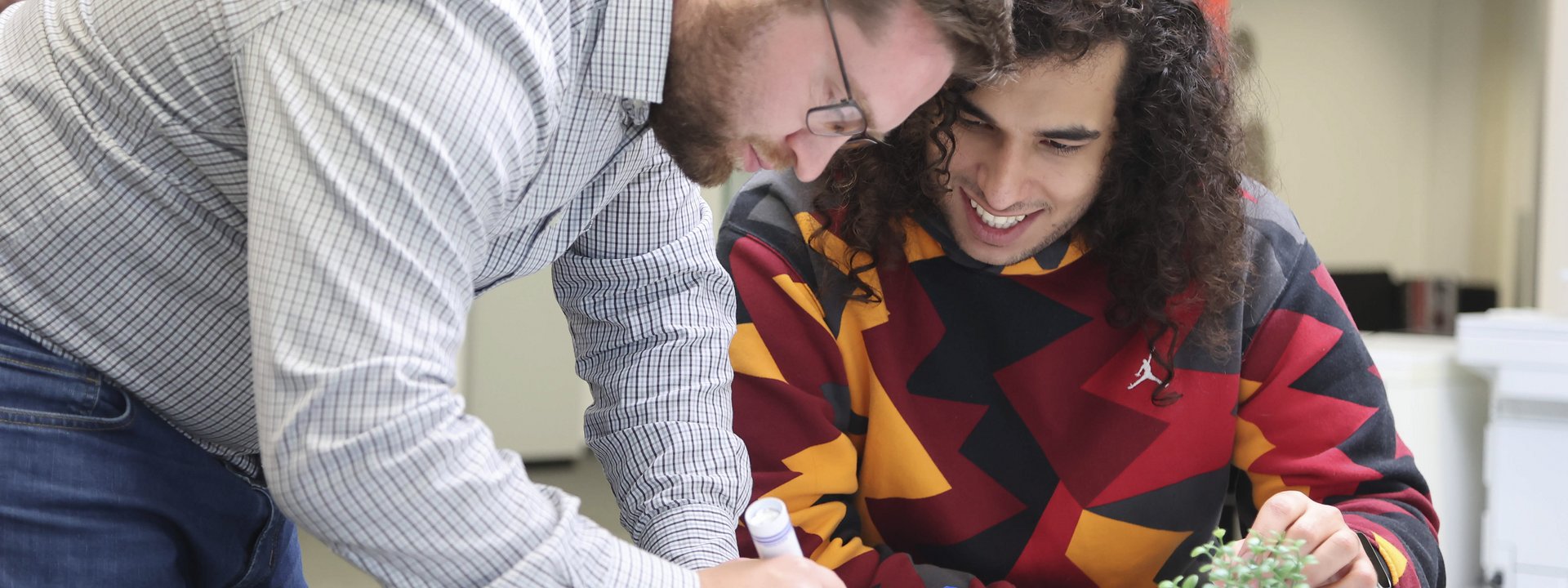 Studierender und lehrender im Workshop