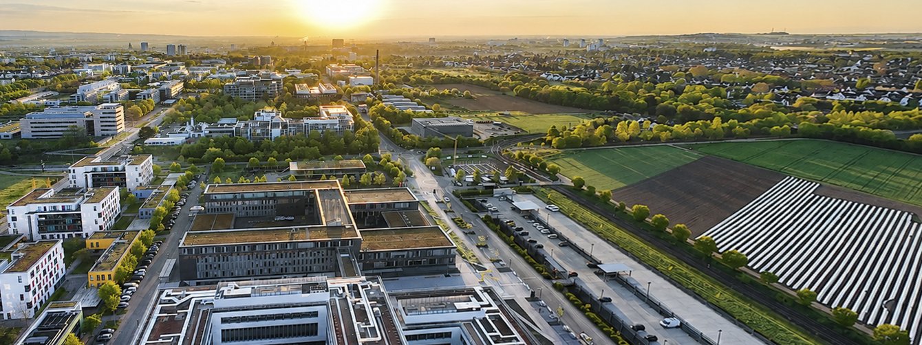 Hochschule Mainz und Stadt Mainz im Hintergrund in der Vogelperspektive.