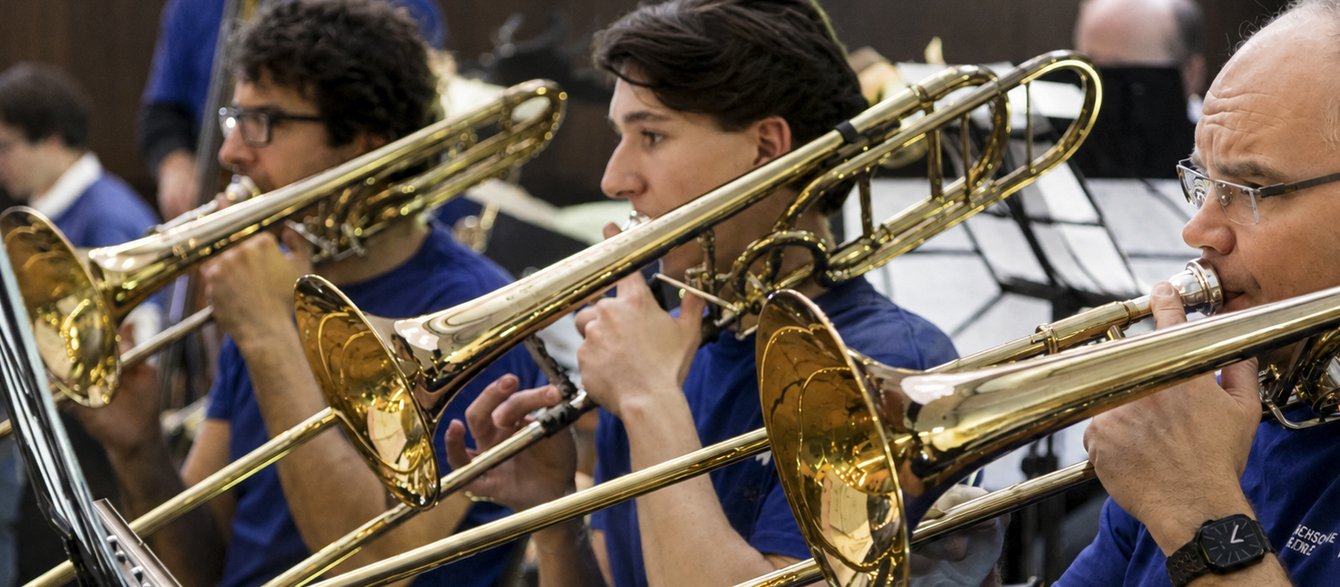 Studierende und Mitarbeitende beim musizieren im Rahmen der Hochschul-Bigband