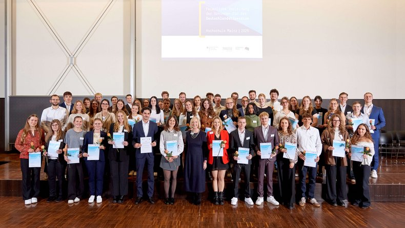 Gruppenfoto der Preisträger des Deutschlandstipendiums in der Aula der Hochschule Mainz