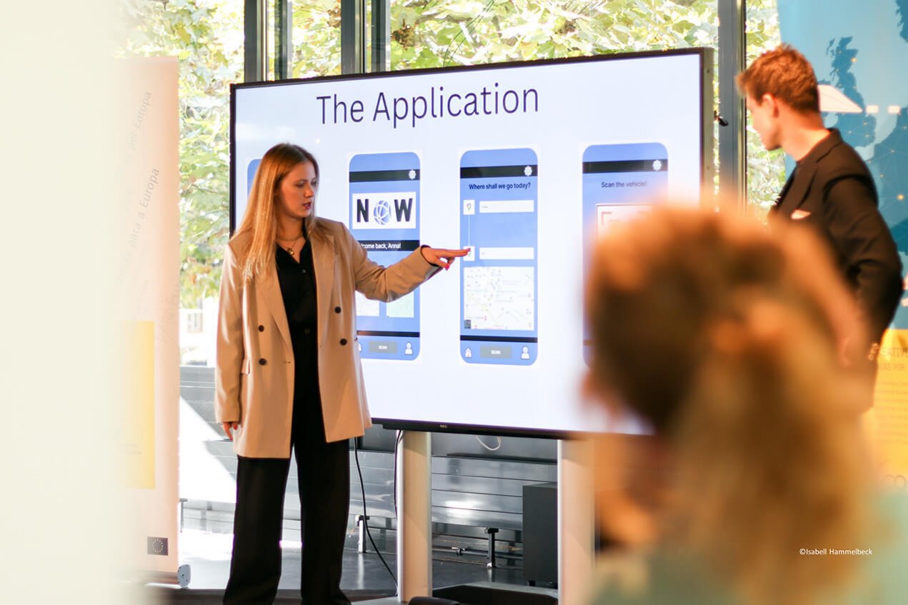 Student presenting an app idea at the COEUR Workshop 2022