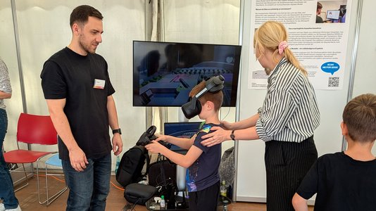 Gäste konnten mit der VR-Brille die Hochschule erkunden Gäste konnten mit der VR-Brille die Hochschule erkunden