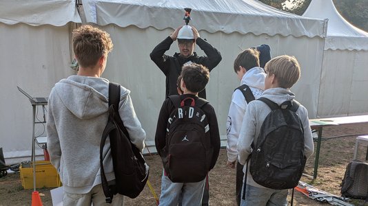 Severin Brochhagen erklärt den Schülern eine Übung
