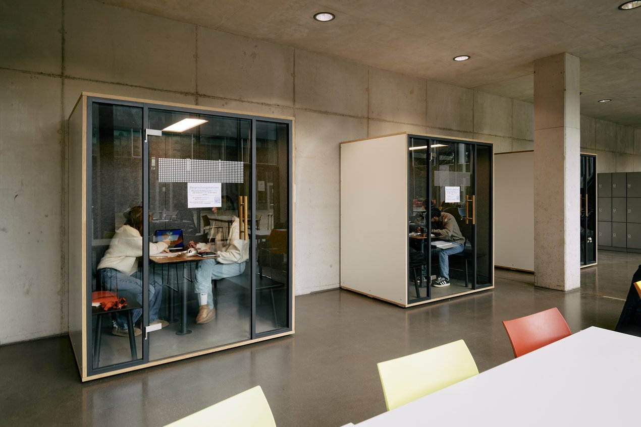 Studierende in einer Meeting Box