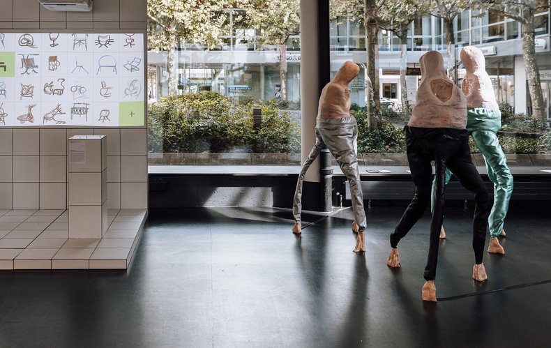 Ausstellung im LUX mit drei Figuren und digitalen Entwürfen
